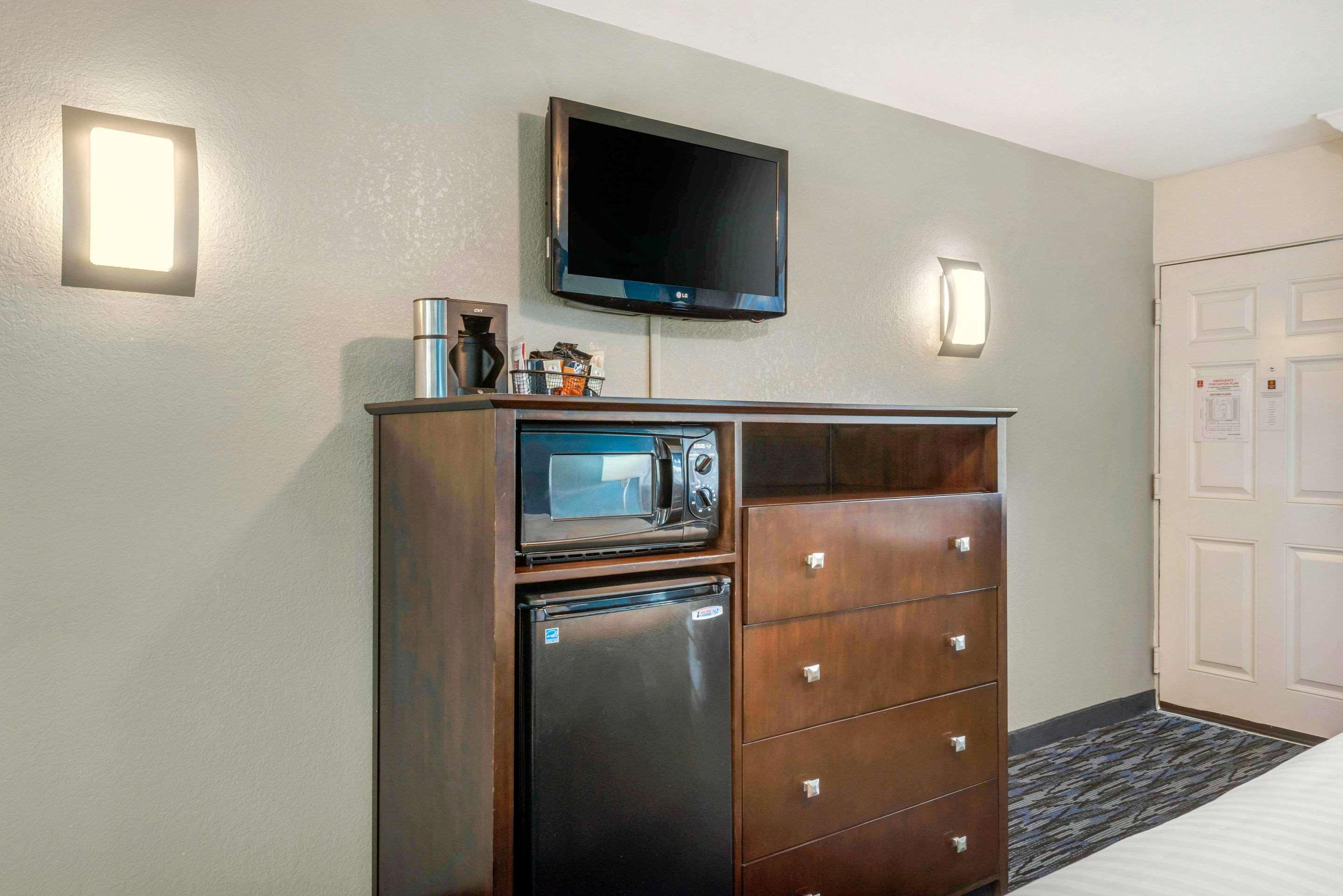 Quality Inn And Conference Center Tampa-Brandon Heartland Екстериор снимка