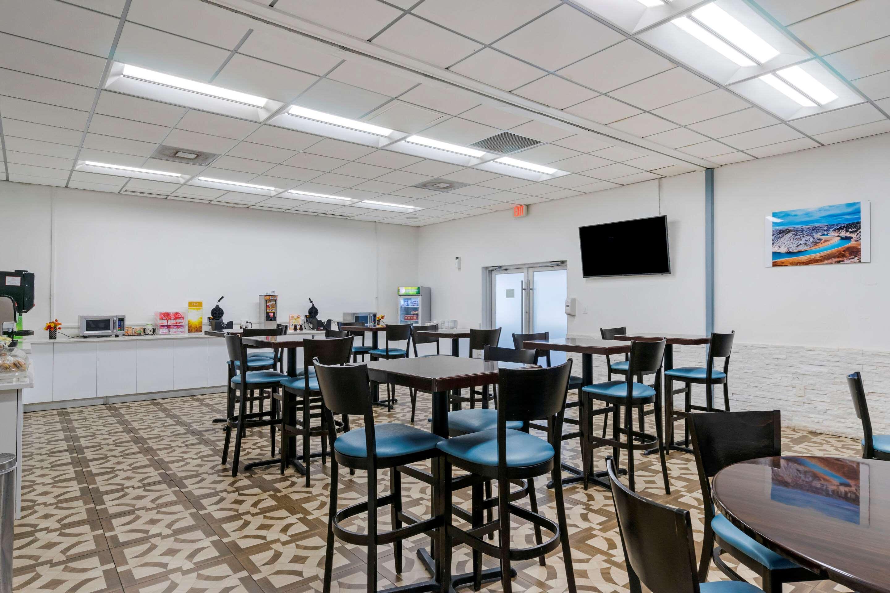 Quality Inn And Conference Center Tampa-Brandon Heartland Екстериор снимка