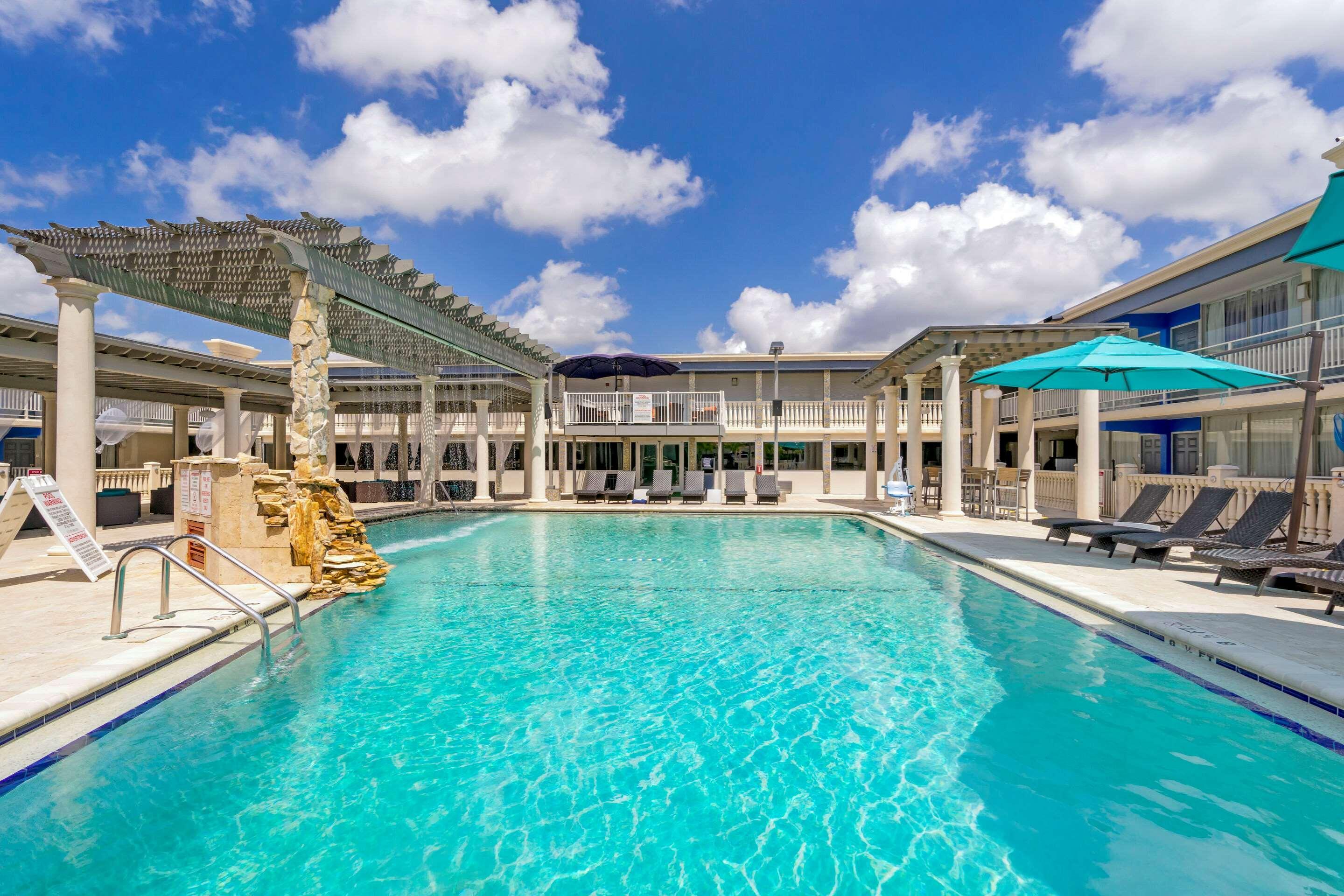 Quality Inn And Conference Center Tampa-Brandon Heartland Екстериор снимка