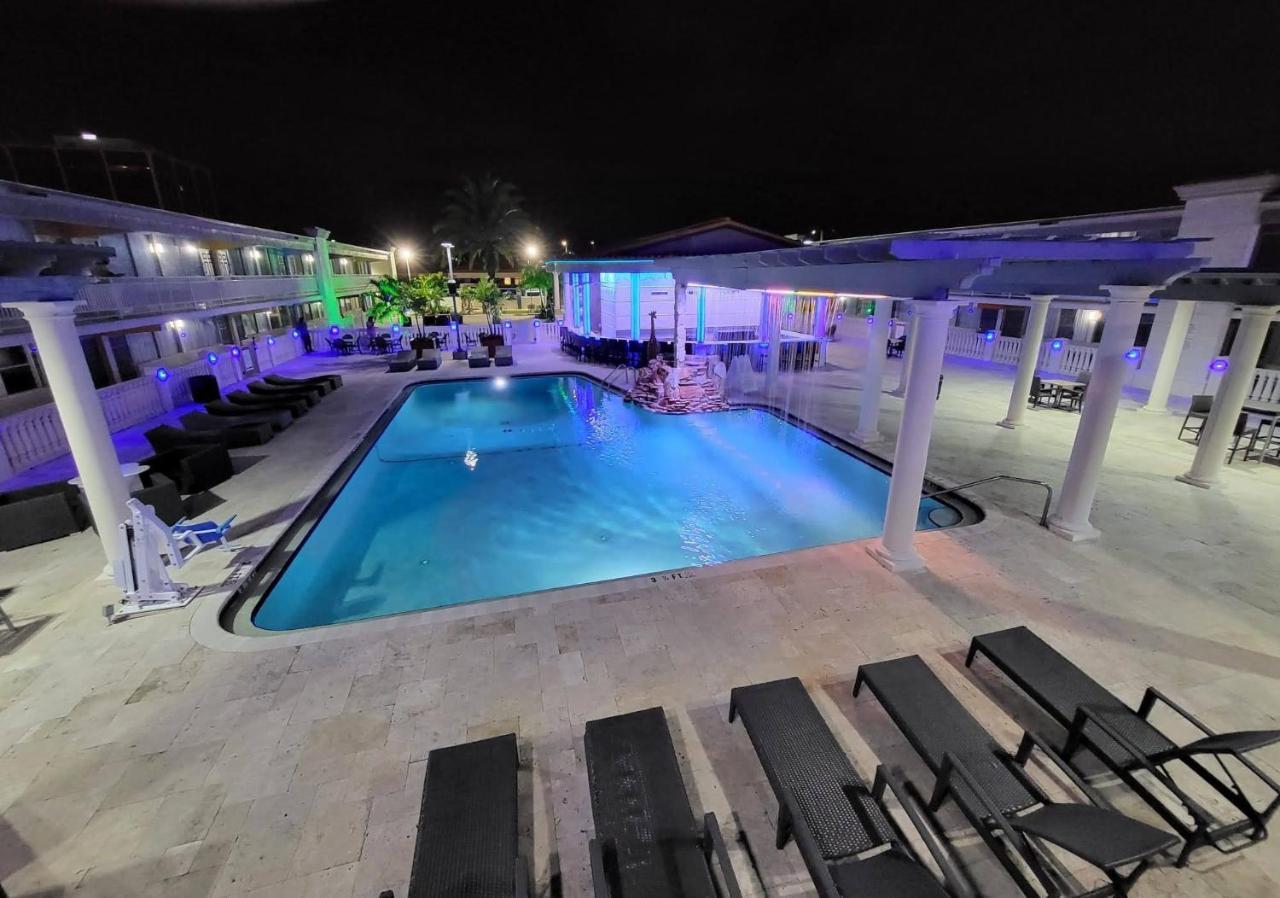 Quality Inn And Conference Center Tampa-Brandon Heartland Екстериор снимка