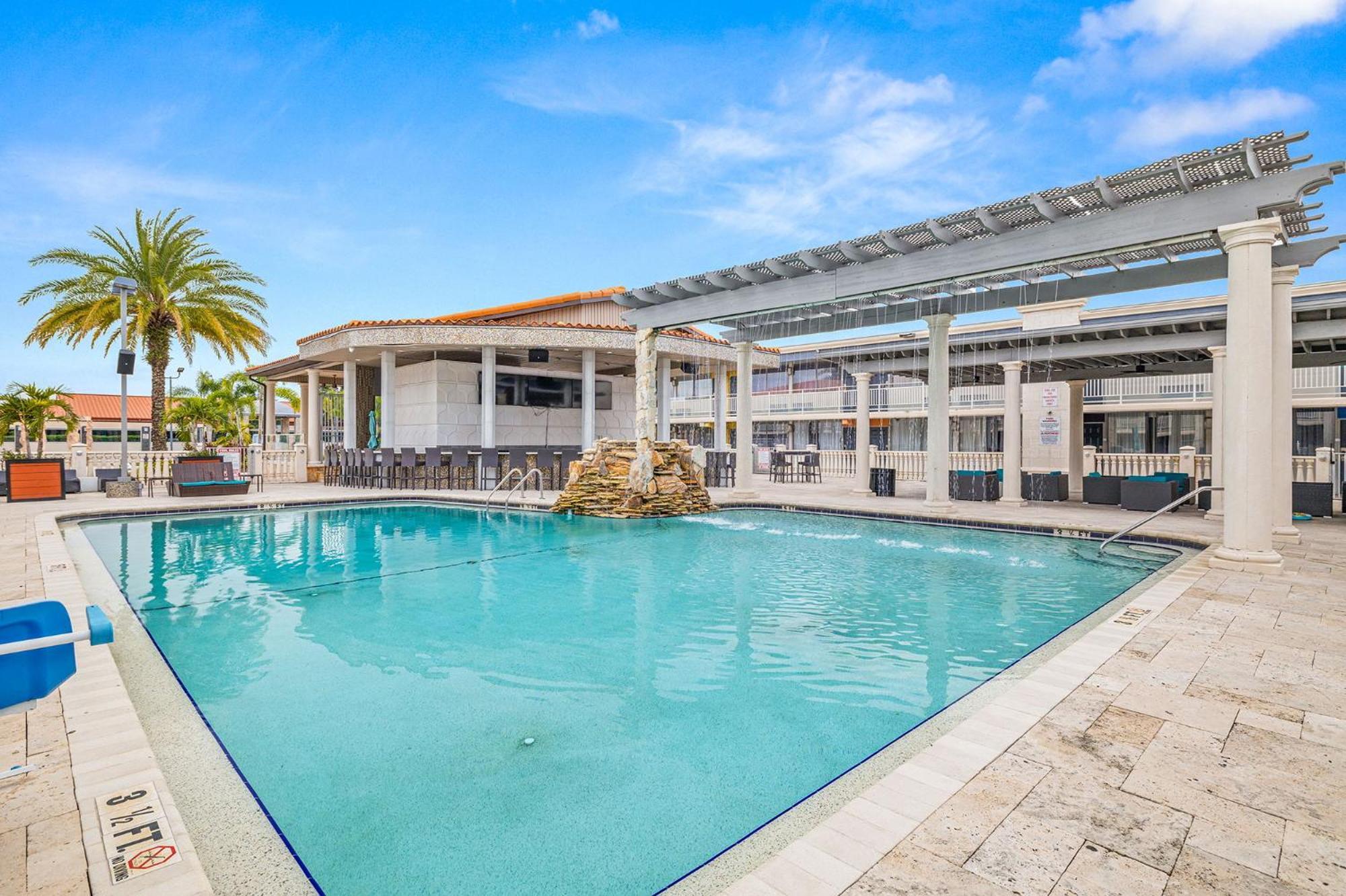 Quality Inn And Conference Center Tampa-Brandon Heartland Екстериор снимка