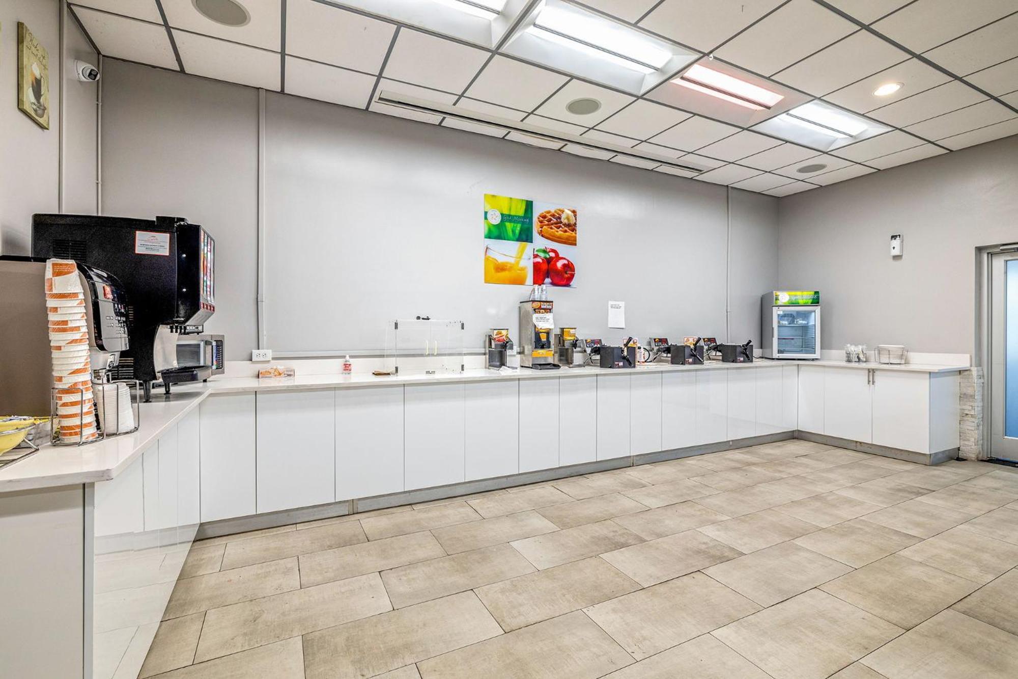Quality Inn And Conference Center Tampa-Brandon Heartland Екстериор снимка