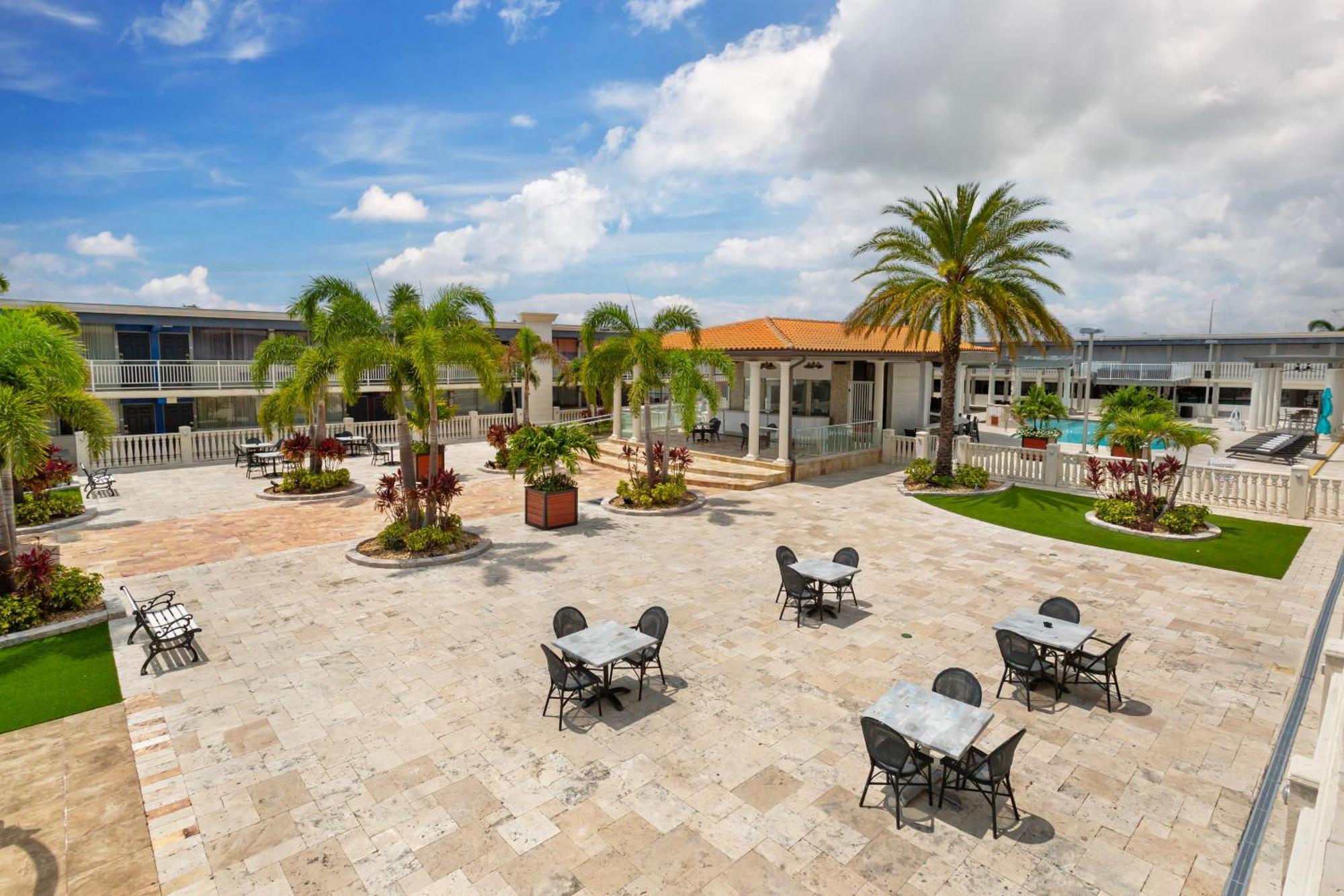 Quality Inn And Conference Center Tampa-Brandon Heartland Екстериор снимка