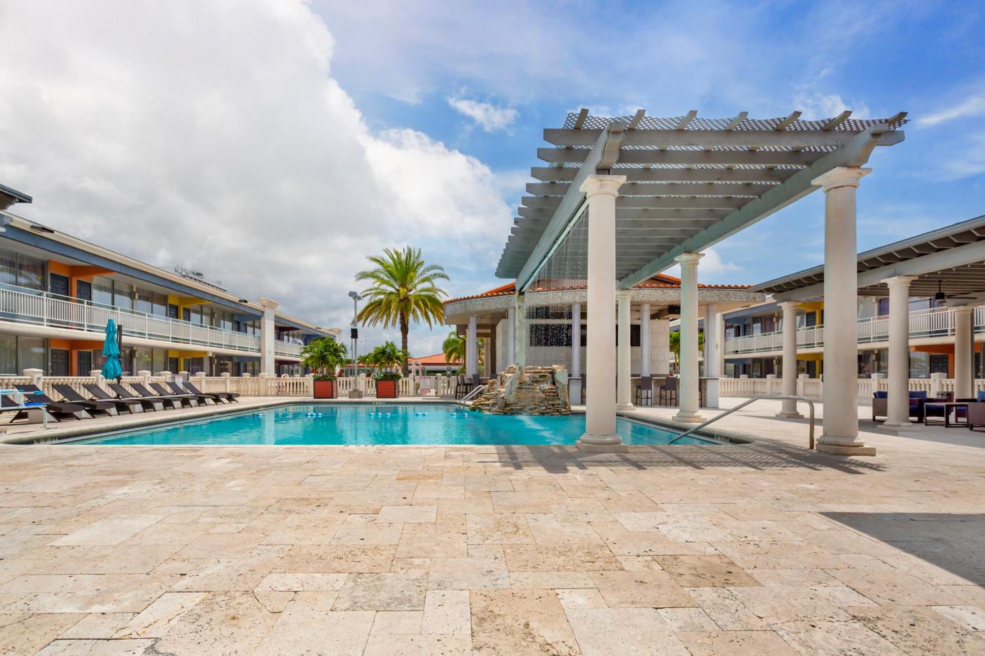 Quality Inn And Conference Center Tampa-Brandon Heartland Екстериор снимка