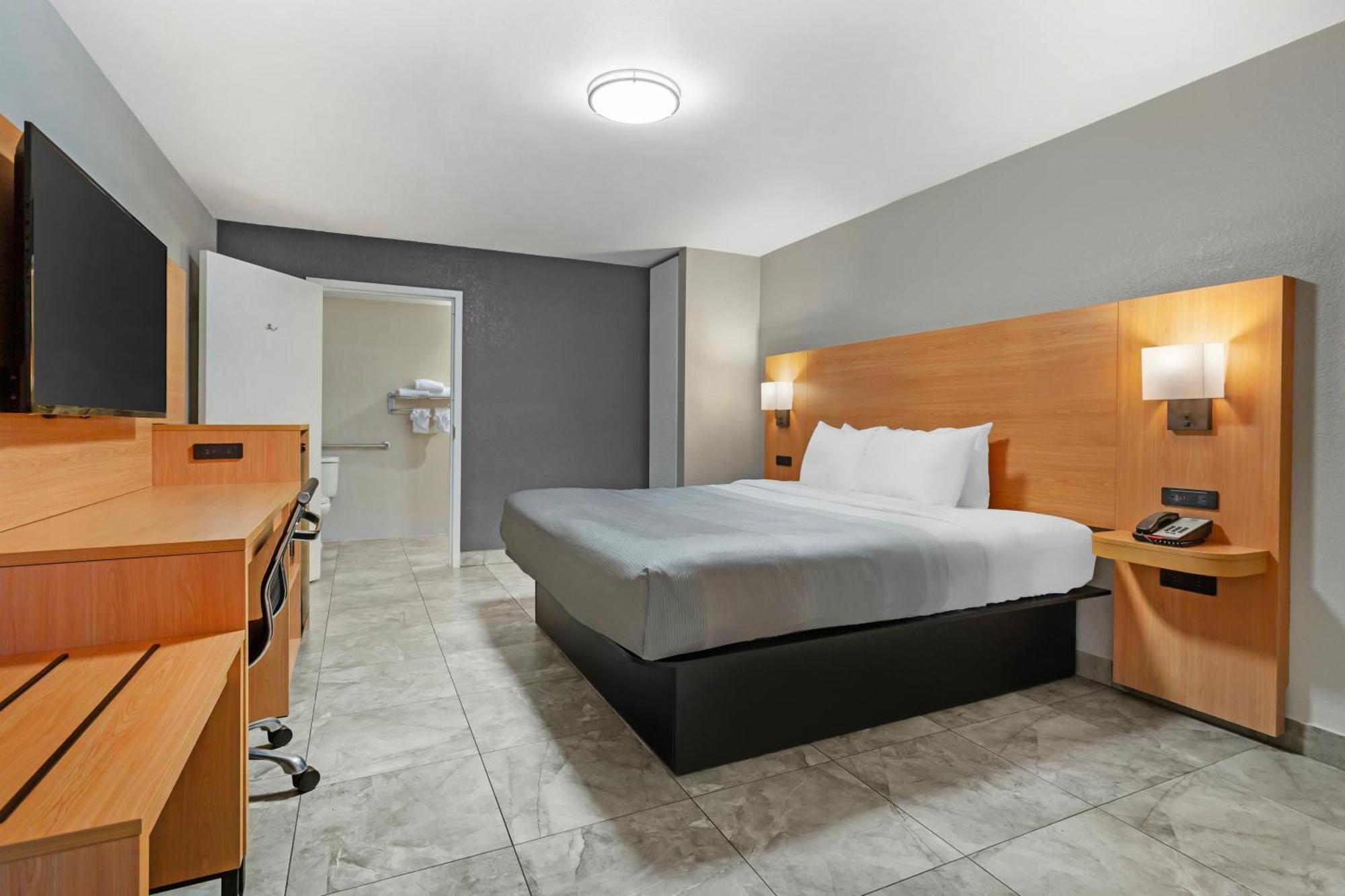 Quality Inn And Conference Center Tampa-Brandon Heartland Екстериор снимка